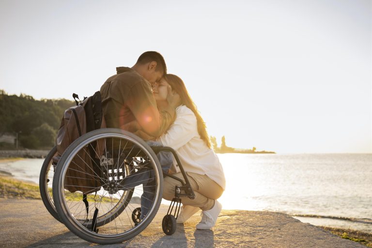 casal-romantico-completo-em-ferias