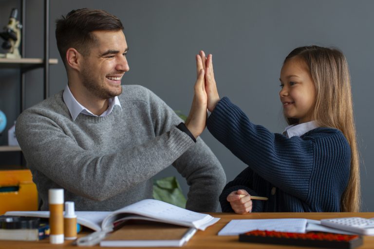 menina-de-tiro-medio-aprendendo-matematica-na-escola