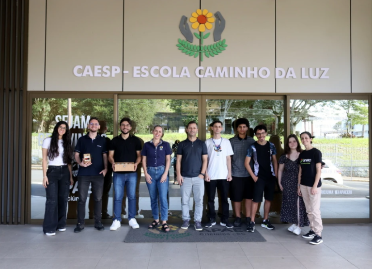 Acadêmicos de Ciência da Computação entregam protótipos assistivos à Apae Criciúma (2)