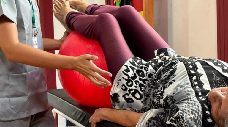 Pessoa em fisioterapia