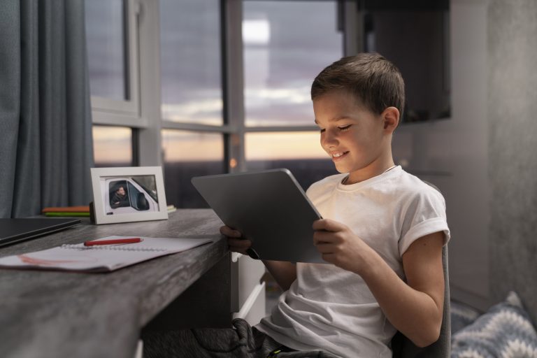 kid-playing-his-room