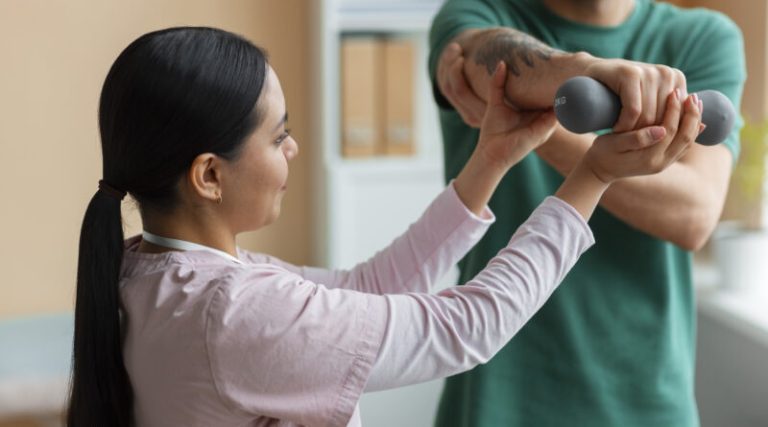 doctor-helping-patient-rehabilitation-800x445